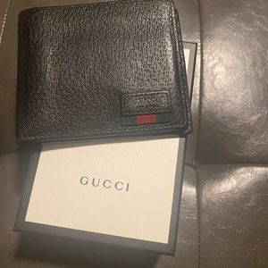 Mens gucci wallet, comes with box.